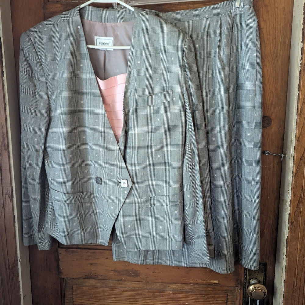 Gallery Gray‎ Collarless Blazer with Modern Silhouette